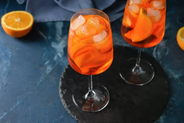 Brýle Chutné Aperol Spritz Koktejl Barevném Pozadí — Stock fotografie