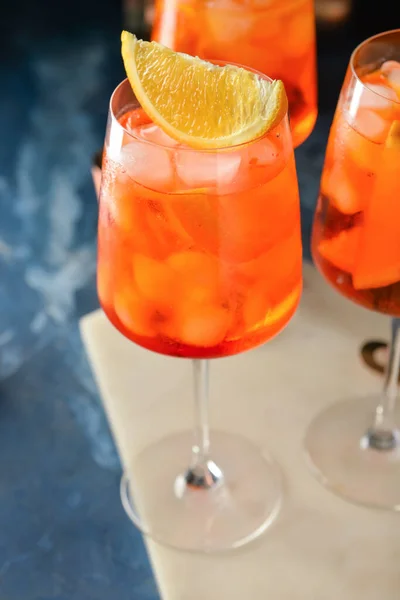 Gläser Leckerer Aperol Spritz Cocktail Auf Farbigem Hintergrund — Stockfoto