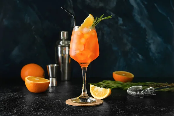 Copo Coquetel Spritz Aperol Saboroso Fundo Escuro — Fotografia de Stock