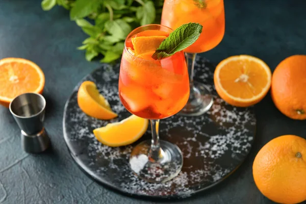 Bicchieri Gustoso Cocktail Spritz Mele Sfondo Scuro — Foto Stock
