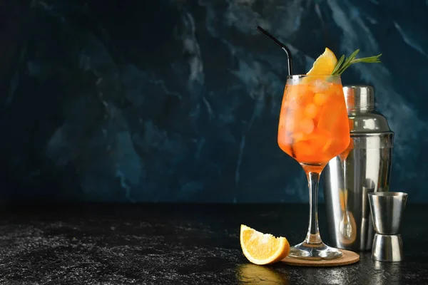 Verre Cocktail Spritz Apéro Savoureux Sur Fond Sombre — Photo