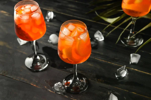 Óculos Saboroso Cocktail Aperol Spritz Fundo Madeira Escura — Fotografia de Stock