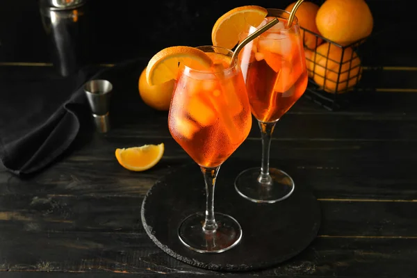 Ποτήρια Από Νόστιμο Κοκτέιλ Aperol Spritz Σκούρο Ξύλινο Φόντο — Φωτογραφία Αρχείου