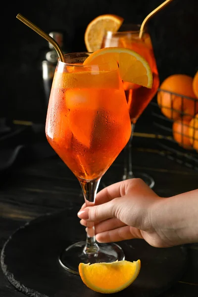 Mulher Segurando Vidro Saboroso Aperol Spritz Cocktail Fundo Madeira Escura — Fotografia de Stock