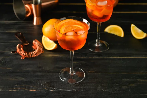 Vasos Sabroso Cóctel Aperol Spritz Sobre Fondo Madera Oscura — Foto de Stock