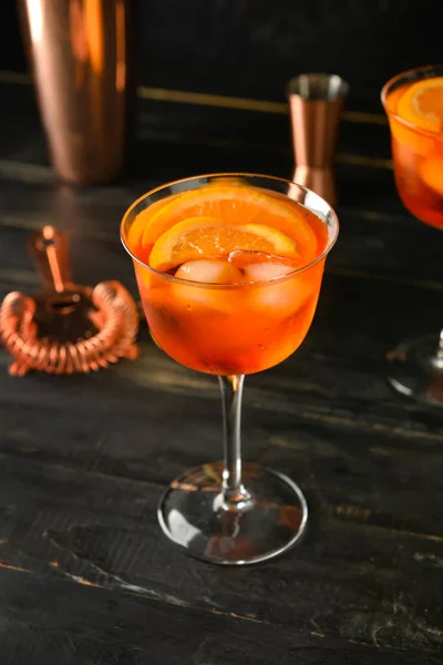 Copo Saboroso Cocktail Aperol Spritz Fundo Madeira Escura — Fotografia de Stock