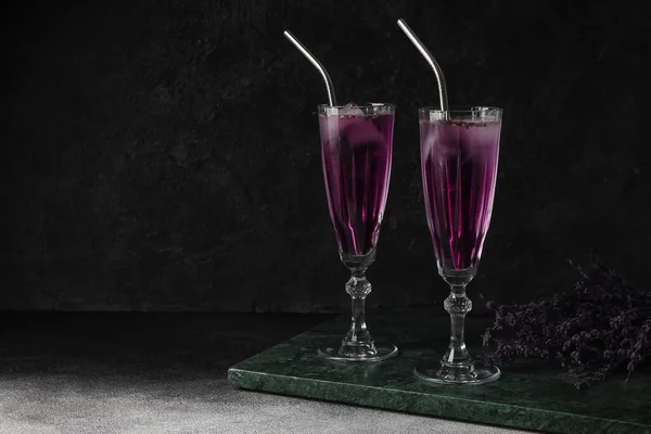 Gläser Mit Frischem Cocktail Mit Lavendel Auf Dunklem Hintergrund — Stockfoto