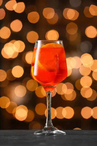 Glas Smakelijke Aperol Spritz Cocktail Tafel Tegen Wazig Licht — Stockfoto