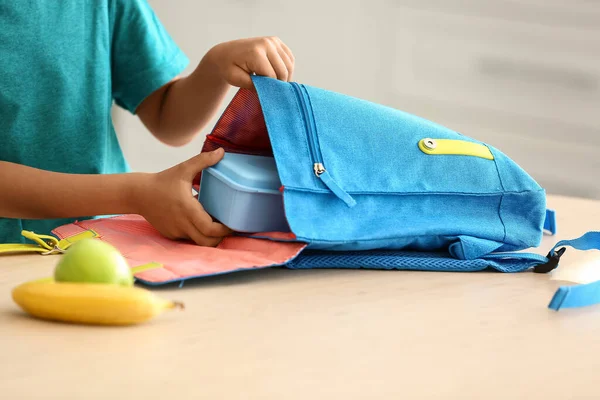 Lindo Niño Poniendo Almuerzo Escolar Bolsa —  Fotos de Stock