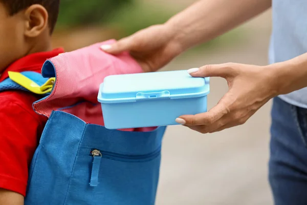 Madre Poniendo Almuerzo Escolar Mochila Pequeño Hijo Aire Libre —  Fotos de Stock