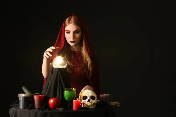 Witch Voert Ritueel Uit Donkere Achtergrond — Stockfoto