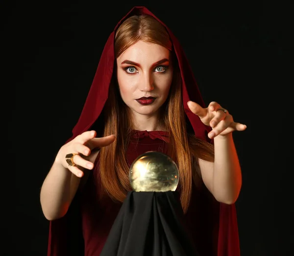 Молодая Ведьма Хрустальным Шаром Темном Фоне — стоковое фото