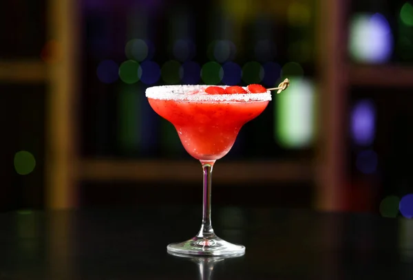 Ποτήρι Νόστιμη Μαργαρίτα Φράουλα Στο Τραπέζι Στο Μπαρ — Φωτογραφία Αρχείου