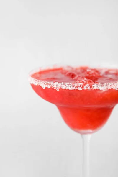 Glas Leckere Erdbeer Margarita Auf Weißem Hintergrund — Stockfoto