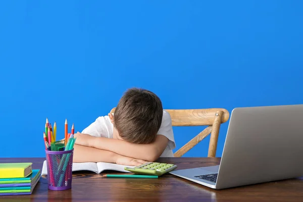 Kleiner Junge Hat Genug Von Hausaufgaben Tisch Auf Farbigem Hintergrund — Stockfoto