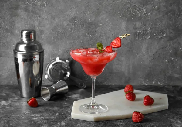 Verre Margarita Aux Fraises Savoureuses Shaker Baies Sur Fond Grunge — Photo