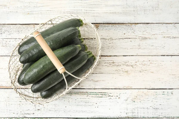 Mand Met Verse Courgette Pompoenen Lichte Houten Ondergrond — Stockfoto