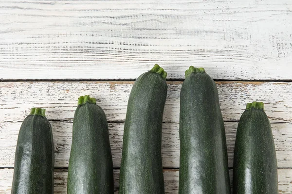 Zucchine Fresche Zucche Sfondo Legno Chiaro — Foto Stock