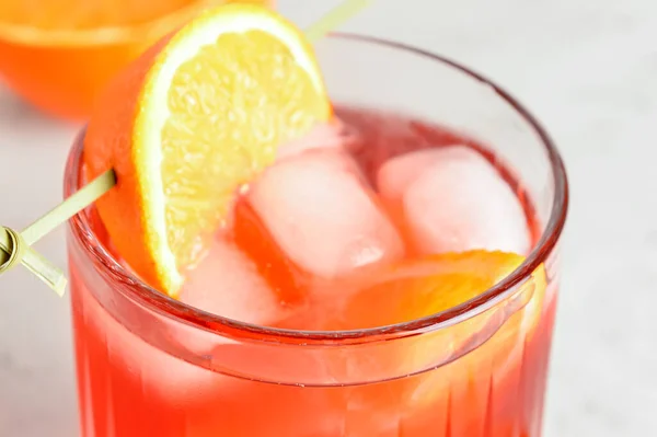 Copa Sabroso Cóctel Negroni Sobre Fondo Claro Primer Plano — Foto de Stock