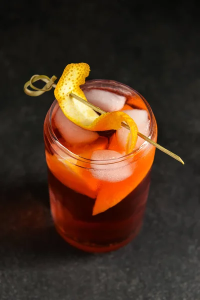 Bicchiere Gustoso Cocktail Negroni Sfondo Scuro — Foto Stock