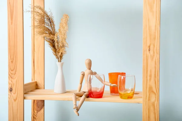 Empty Stylish Glasses Wooden Mannequin Shelf Unit Color Wall — Stock Photo, Image