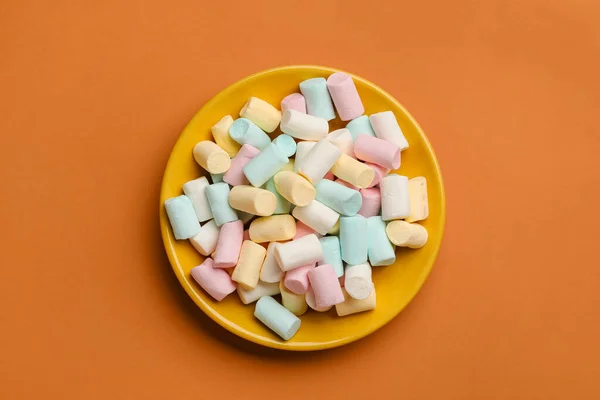 Piatto Con Marshmallow Dolci Sfondo Arancione — Foto Stock