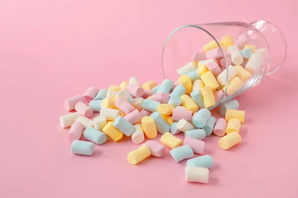 Glass Bowl Sweet Marshmallows Pink Background — Stock Photo, Image