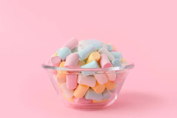 Glass Bowl Sweet Marshmallows Pink Background — Stock Photo, Image