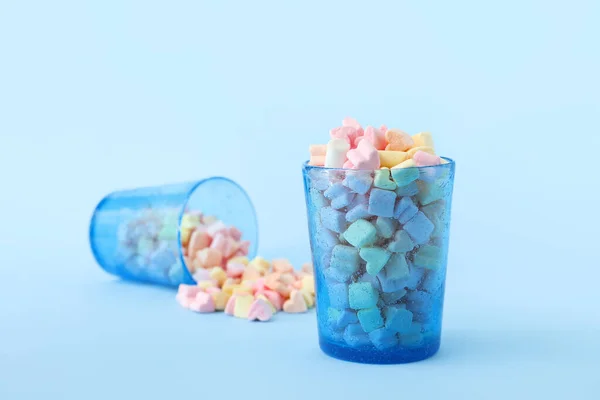 Brille Mit Marshmallows Auf Blauem Hintergrund — Stockfoto