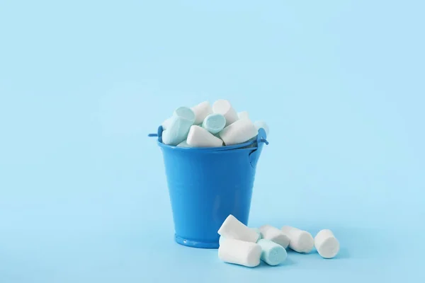 Secchio Con Marshmallow Sfondo Blu — Foto Stock