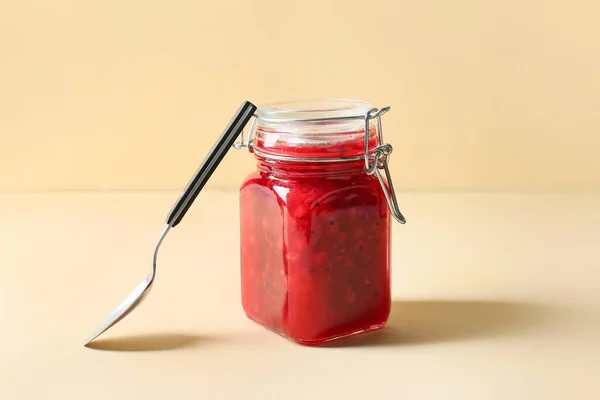 Vaso Gustosa Marmellata Ribes Rosso Cucchiaio Sfondo Colore — Foto Stock