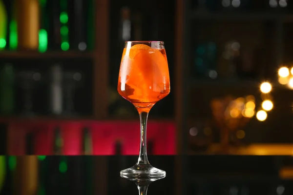 Ein Glas Leckerer Aperol Spritz Cocktail Auf Dem Tisch — Stockfoto