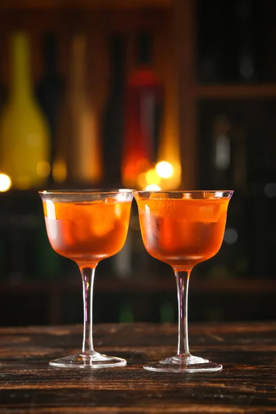 Gläser Leckerer Aperol Spritz Cocktail Auf Dem Tisch — Stockfoto
