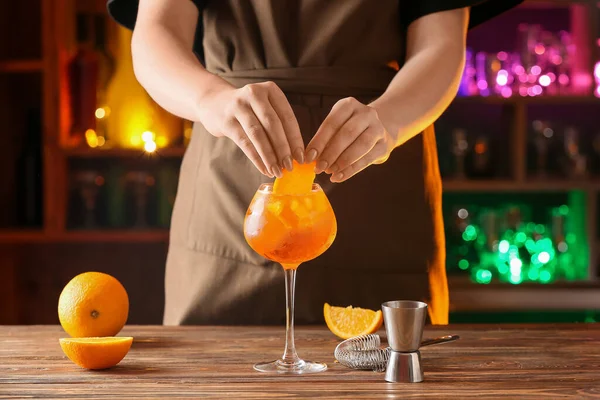 Femme Préparant Savoureux Cocktail Spritz Apéro Table — Photo