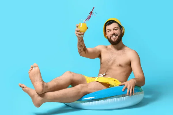 Young Man Inflatable Ring Drinking Cocktail Color Background — Stock Photo, Image