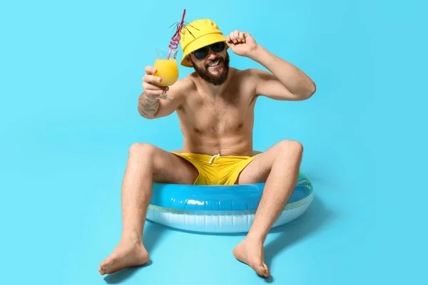 Young Man Inflatable Ring Drinking Cocktail Color Background — Stock Photo, Image