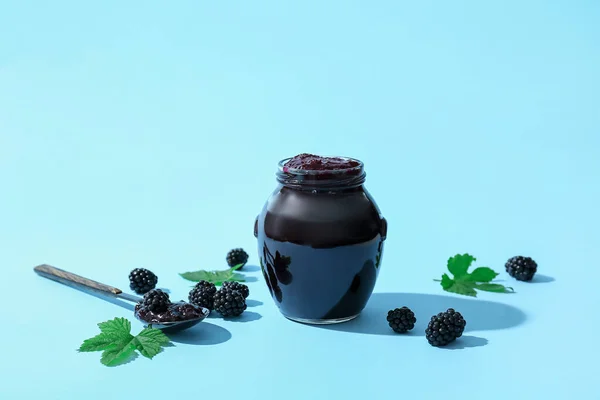 Jar Tasty Blackberry Jam Berries Color Background — Stock Photo, Image