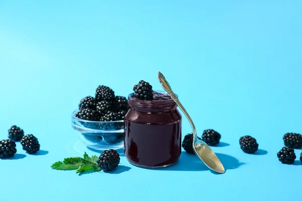 Jar Tasty Blackberry Jam Berries Color Background — Stock Photo, Image