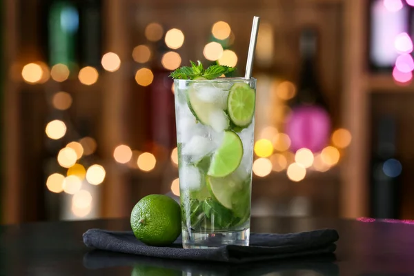 Vaso Sabroso Mojito Sobre Mesa Barra —  Fotos de Stock