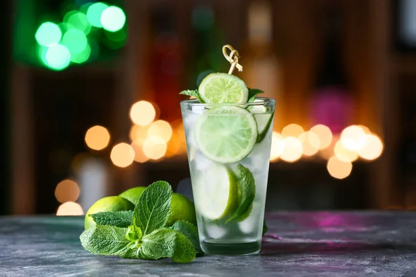 Szklanka Zimnego Mojito Stole Przed Rozmytymi Światłami — Zdjęcie stockowe