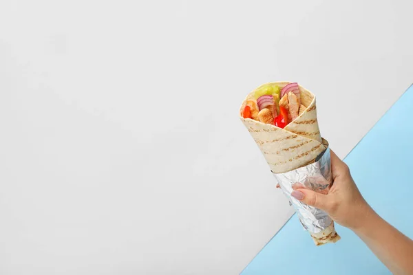 Vrouwelijke Hand Met Lekkere Fajitas Kleur Achtergrond — Stockfoto