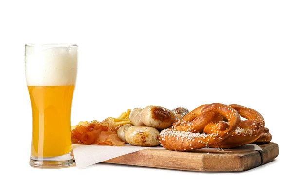 Verre Bière Saucisses Bretzels Sur Fond Blanc Fête Oktoberfest — Photo