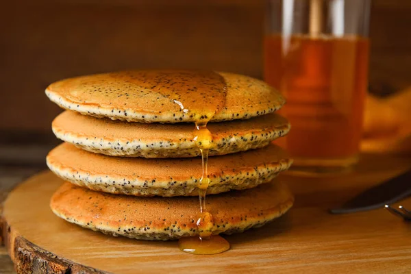 Papan Kayu Pancake Lezat Dengan Madu Atas Meja Closeup — Stok Foto