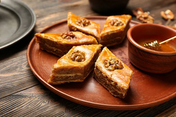 Ahşap Arka Planda Lezzetli Baklava Tabağı Yakın Plan — Stok fotoğraf