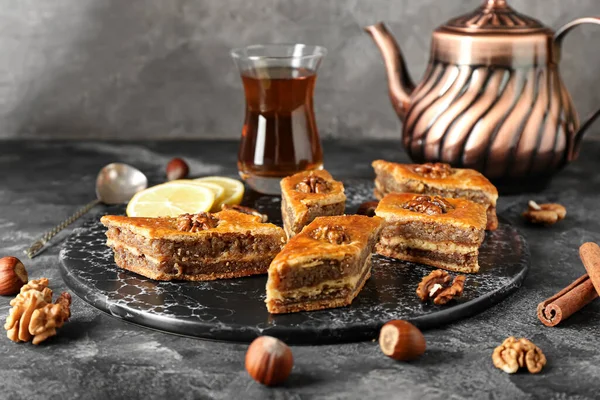 Masada Lezzetli Baklava Olan Bir Tahta — Stok fotoğraf