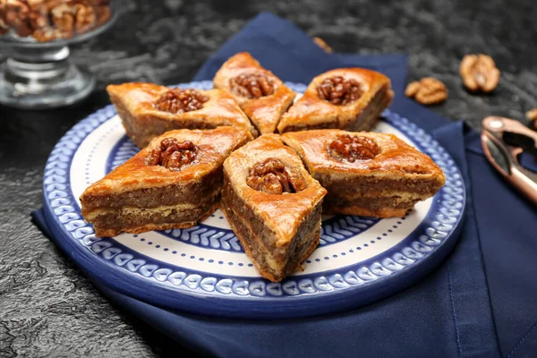 Koyu Arkaplanda Lezzetli Baklava Tabağı — Stok fotoğraf