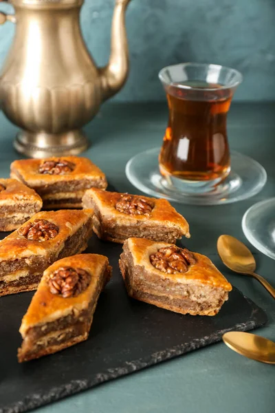 Plateau Avec Savoureux Baklava Sur Table — Photo