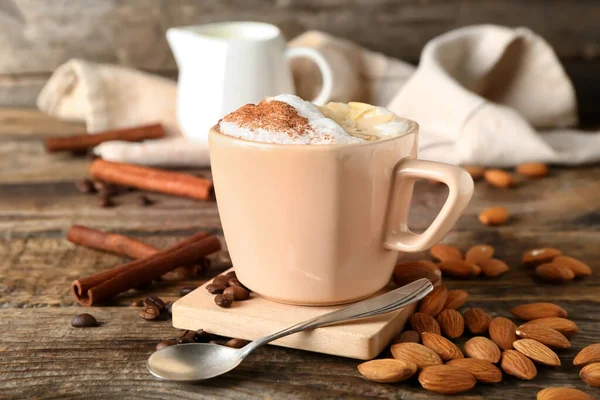 Tasse Leckerer Mandel Latte Mit Zimt Auf Holzgrund — Stockfoto