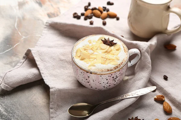 Copa Sabroso Café Con Leche Almendras Sobre Fondo Grunge — Foto de Stock