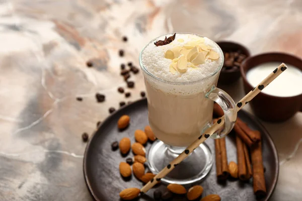 Copa Vidrio Sabroso Café Con Leche Almendra Sobre Fondo Grunge — Foto de Stock